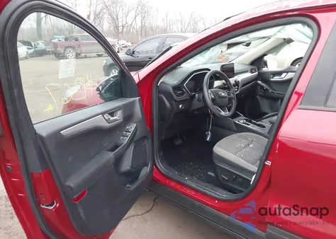 2020 Ford Escape Se z USA, uszkodzony, nr VIN 1FMCU9G64LUA95316